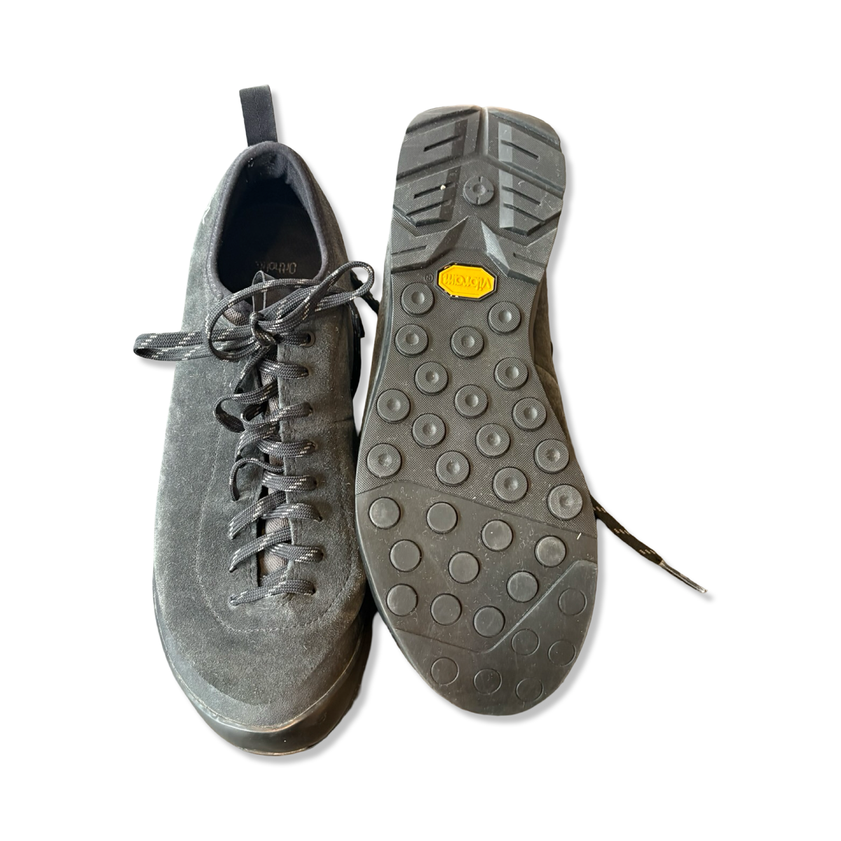 Svarta vandringsskor Arc'teryx Acrux SI Leather för herr, visade uppifrån och med sulan synlig mot en vit bakgrund.