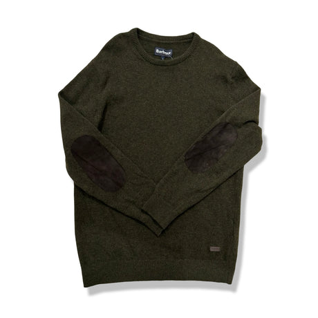 Grön stickad Barbour-tröja för herr med armbågslappar, fotograferad framifrån mot en vit bakgrund.