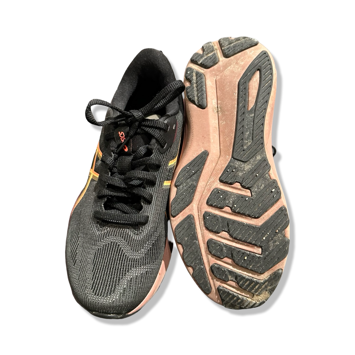 Svarta löparskor Asics GT-1000 14 för dam, visade framifrån och med yttersulan uppåt mot vit bakgrund.