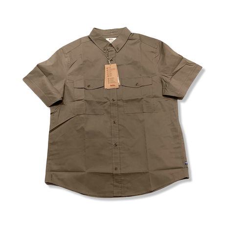 Beige Fjällräven Övik Air Stretch SS-skjorta för herr med korta ärmar och bröstfickor, fotograferad framifrån mot vit bakgrund.