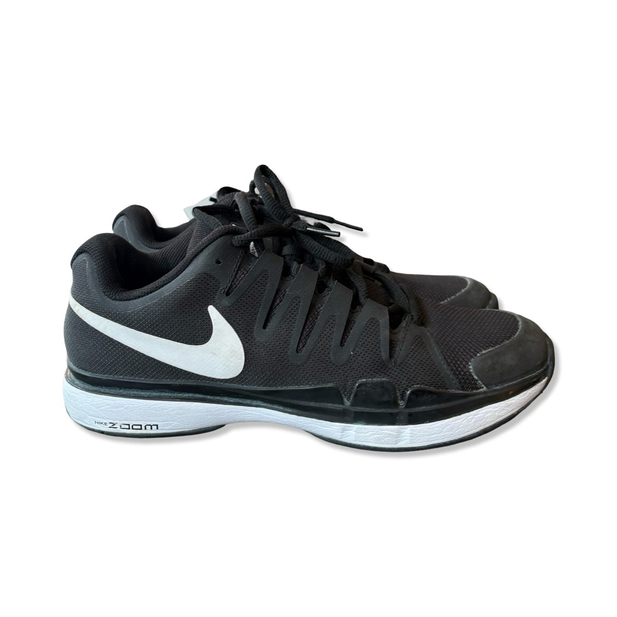 Ett par svarta träningsskor Nike Zoom Vapor 9,5 Tour för herr med vit sula, fotograferade från sidan mot en vit bakgrund.