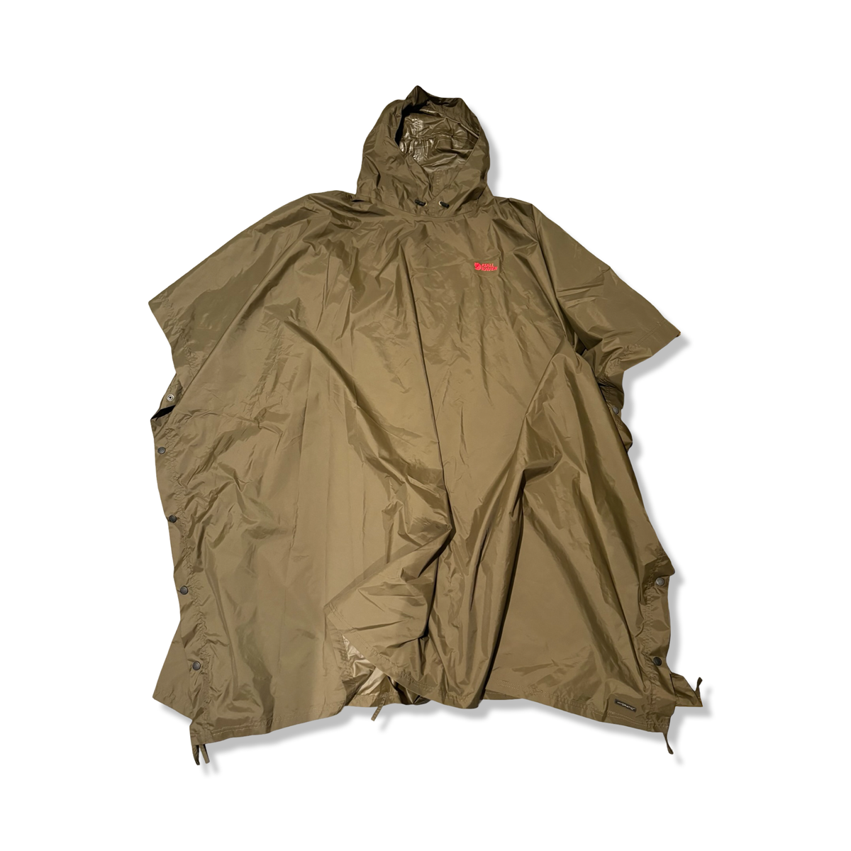 Brun Fjällräven-poncho i unisex-modell och one size, fotograferad framifrån mot en vit bakgrund.
