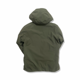 Baksidan av en grön dunjacka Ace jacket från J.Lindeberg för herr med huva, fotograferad mot en vit bakgrund.