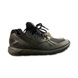 Svarta löparskor Adidas Tubular Runner för herr i syntetmaterial, fotograferade från sidan mot en vit bakgrund.