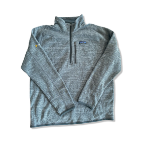 Gråmelerad Patagonia Better Sweater fleecetröja för herr med dragkedja i halsen, fotograferad plant mot vit bakgrund.