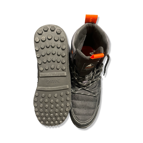 Ett par svarta Swims snowboot-kängor för herr, visade uppifrån med sulans mönster och kängans ovandel mot en vit bakgrund.