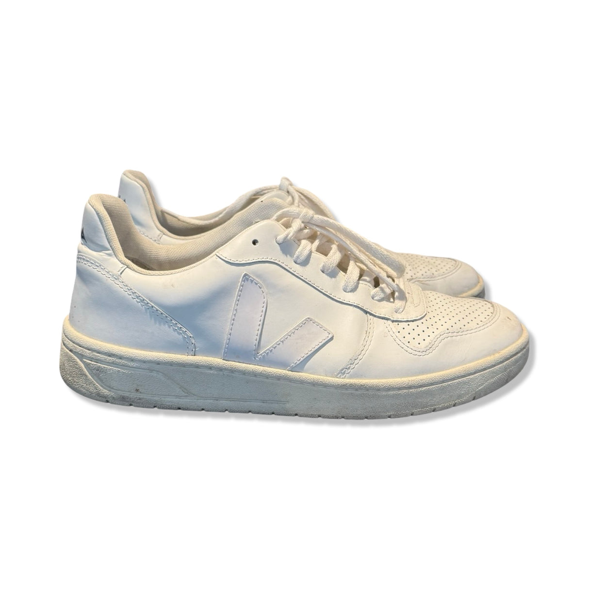 Veja V-10 Leather sneakers för herr i vitt skinn, fotograferade från sidan mot vit bakgrund.