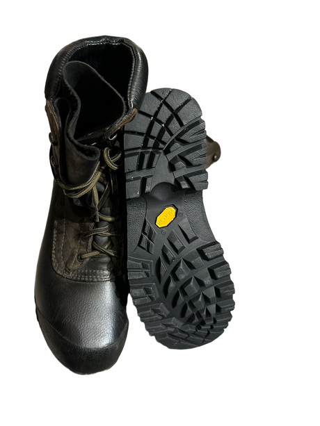 Undersidan och skaftet på en brun Lundhags Vandra II Mid vandringskänga för herr med räfflad Vibram-sula.