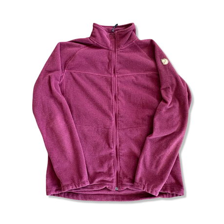 Hallonröd Fjällräven Ronja fleececardigan för dam med dragkedja och logotyp på ärmen, sedd framifrån mot vit bakgrund.