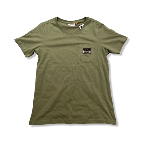 Grön Lundhags Knak Tee t-shirt för dam med bröstficka, fotograferad framifrån mot en vit bakgrund.