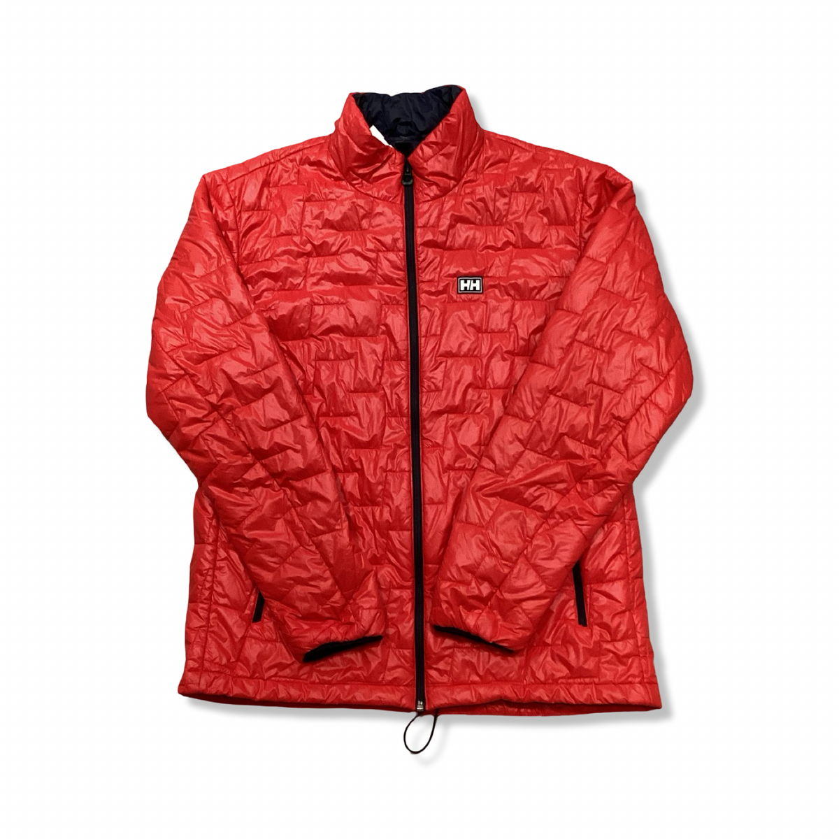 Röd syntetjacka från Helly Hansen för herr, fotograferad framifrån mot en vit bakgrund.