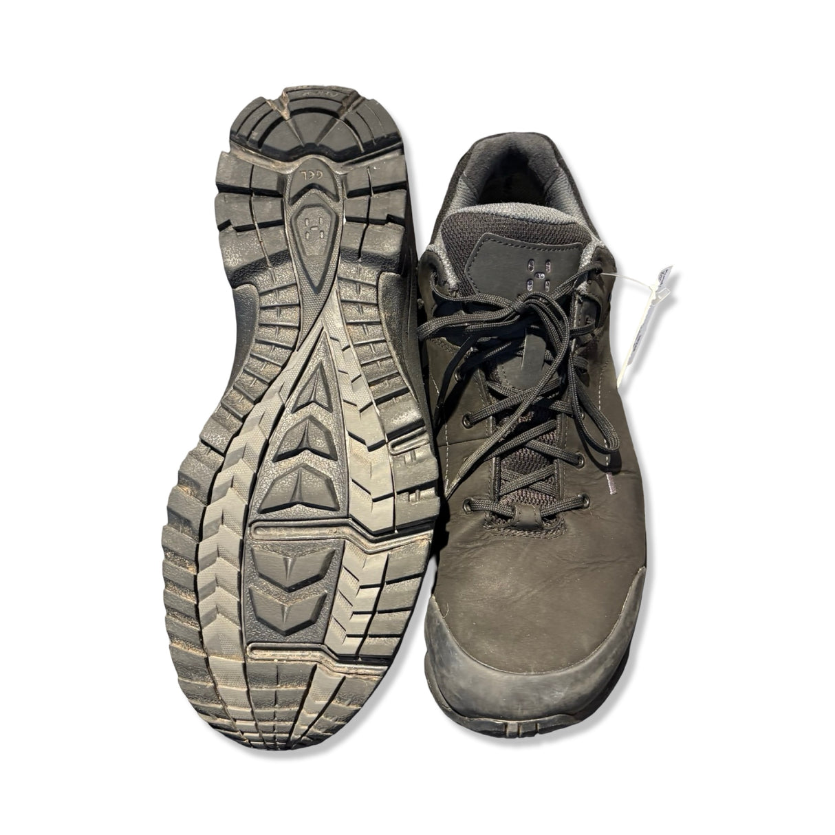Svarta Haglöfs Ridge Gore-tex II vandringsskor för herr, visade framifrån och med sulan uppåt mot vit bakgrund.