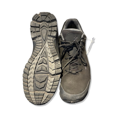 Svarta Haglöfs Ridge Gore-tex II vandringsskor för herr, visade framifrån och med sulan uppåt mot vit bakgrund.