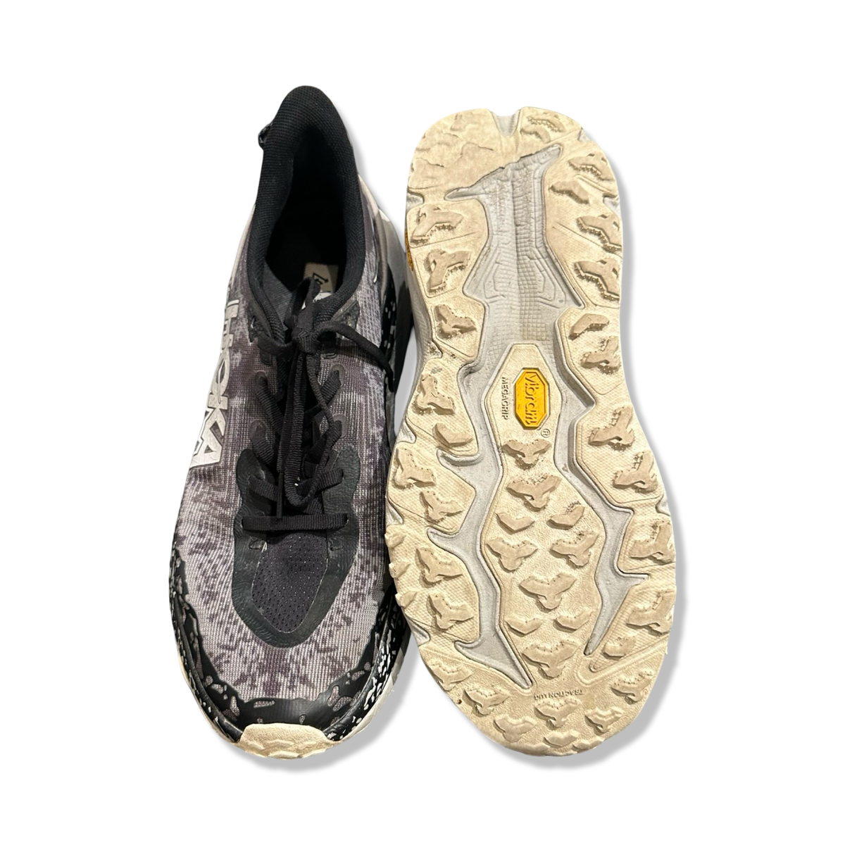 Svart Hoka Speedgoat 6 löparskor för herr, visade ovanifrån och med sulan uppåt mot en vit bakgrund.