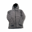 Grå dunjacka Norröna Tamok Light Weight Down750 Jacket för dam med huva, fotograferad framifrån mot vit bakgrund.