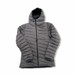 Grå dunjacka Norröna Tamok Light Weight Down750 Jacket för dam med huva, fotograferad framifrån mot vit bakgrund.