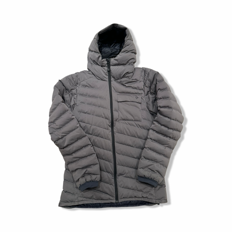 Grå dunjacka Norröna Tamok Light Weight Down750 Jacket för dam med huva, fotograferad framifrån mot vit bakgrund.