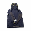 Blå seglarjacka från Helly Hansen för dam med luva, fotograferad framifrån mot en vit bakgrund.