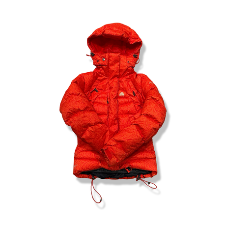 Orange dunjacka från Nike ACG för dam med huva, fotograferad framifrån mot en vit bakgrund.