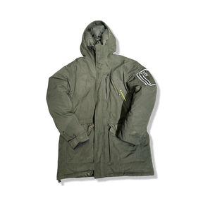 Grön dunjacka Peak Performance Ext parka för herr med huva, fotograferad framifrån mot en vit bakgrund.