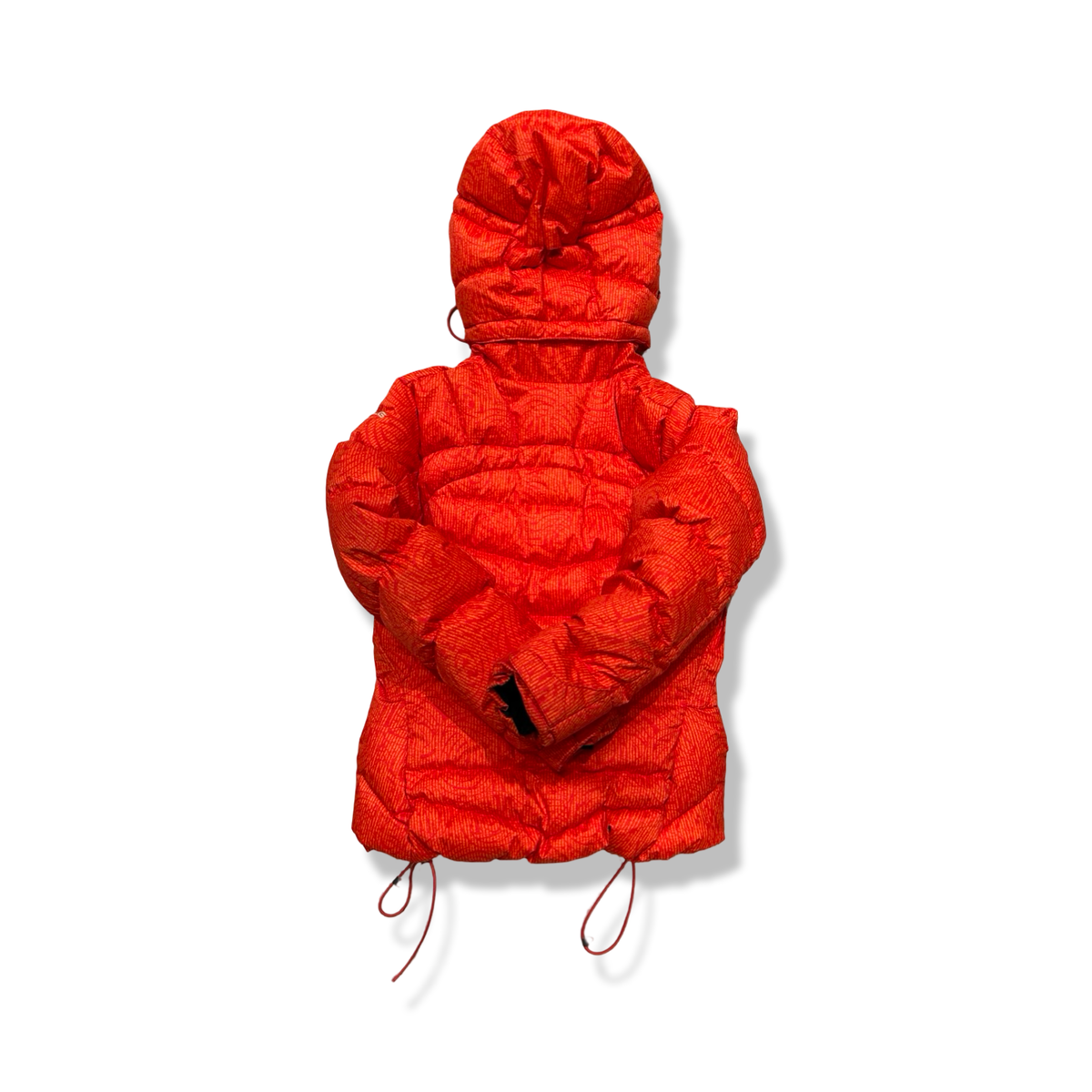 Baksidan av en orange Nike ACG dunjacka för dam med huva, fotograferad mot en vit bakgrund.
