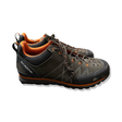 Ett par blå/grå vandringsskor för herr från Scarpa med orangea detaljer, fotograferade från sidan mot vit bakgrund.