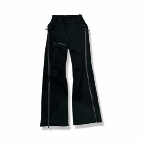 Svarta skalbyxor från Peak Performance W Alpine Gore-Tex Pants för dam, fotograferade framifrån mot vit bakgrund.