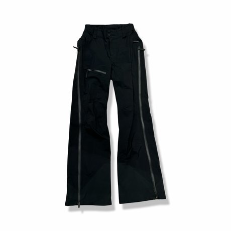 Svarta skalbyxor från Peak Performance W Alpine Gore-Tex Pants för dam, fotograferade framifrån mot vit bakgrund.