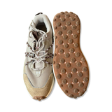 Beige sneakers Under Armour Fat Tire Venture Pro för herr, visade ovanifrån med fokus på ovandelen och sulan mot vit bakgrund.