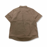 Baksidan av en beige Fjällräven Övik Air Stretch SS kortärmad skjorta för herr, visad mot en vit bakgrund.