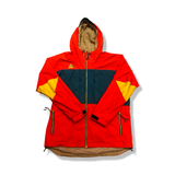 Röd och grön anorak från Nike ACG med huva för herr, fotograferad framifrån mot en vit bakgrund.
