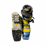 Blå och gula telemarkpjäxor från Scarpa T2 Eco för herr, visade med undersidan och framsidan mot en ljus bakgrund.