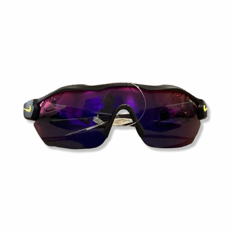 Svart- och lila solglasögon från Nike Vision SHOW med spegelglas, fotograferade framifrån mot en ljus bakgrund.