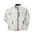 Vit damjacka Helly Hansen Crew Sailing Jacket 2.0 i modell med dragkedja, fotograferad framifrån mot en vit bakgrund.