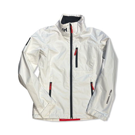 Vit damjacka Helly Hansen Crew Sailing Jacket 2.0 i modell med dragkedja, fotograferad framifrån mot en vit bakgrund.