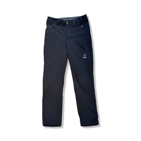 Svarta funktionsbyxor Haglöfs Grit Pant för dam, fotograferade framifrån mot en vit bakgrund.