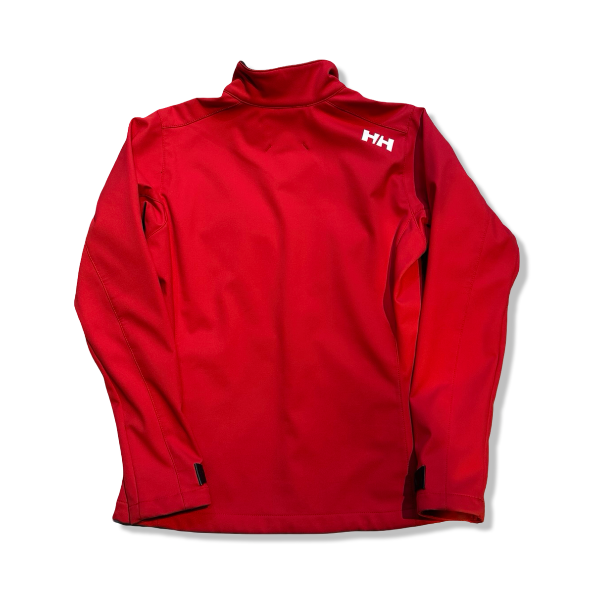 Baksidan av en röd softshelljacka från Helly Hansen för dam med vit logotyp, fotograferad mot en vit bakgrund.