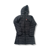 Svart Fjällräven snowflake parka dunjacka för dam med huva, fotograferad framifrån mot en vit bakgrund.