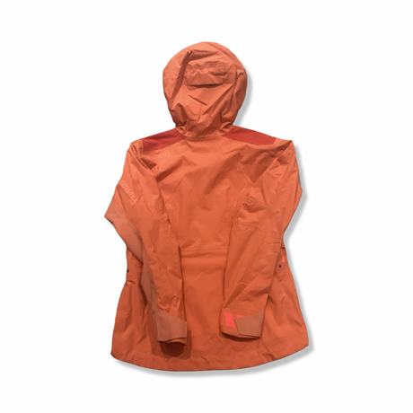 Baksidan av en orange Gore-Tex Pro skaljacka för dam med huva, fotograferad mot en vit bakgrund.