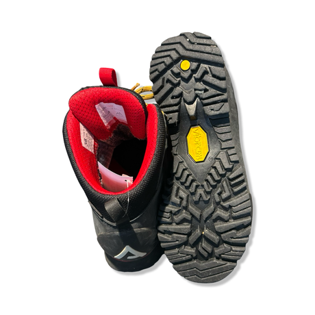 Undersidan och insidan av svarta vandringskängor Alfa W Eggi Advance GTX dam med rött foder och Vibram-sula, mot vit bakgrund.