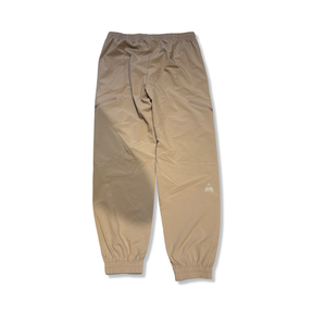 Funktionsbyxa SOS Fujiyama för dam i beige färg, fotograferade bakifrån mot en vit bakgrund.