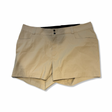 Vandringsshorts Peak Performance i beige färg, fotograferade framifrån mot en vit bakgrund.