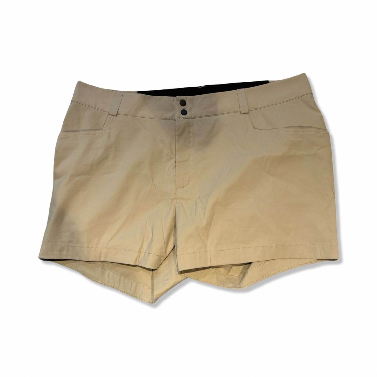 Vandringsshorts Peak Performance i beige färg, fotograferade framifrån mot en vit bakgrund.