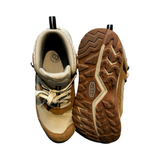 Keen Hightrail Waterproof Mid vandringsskor för dam i beige, där ena skon visas uppifrån och den andra visar sulan.