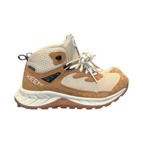Keen Hightrail Waterproof Mid vandringsskor för dam i beige med bruna detaljer, fotograferade från sidan mot en vit bakgrund.