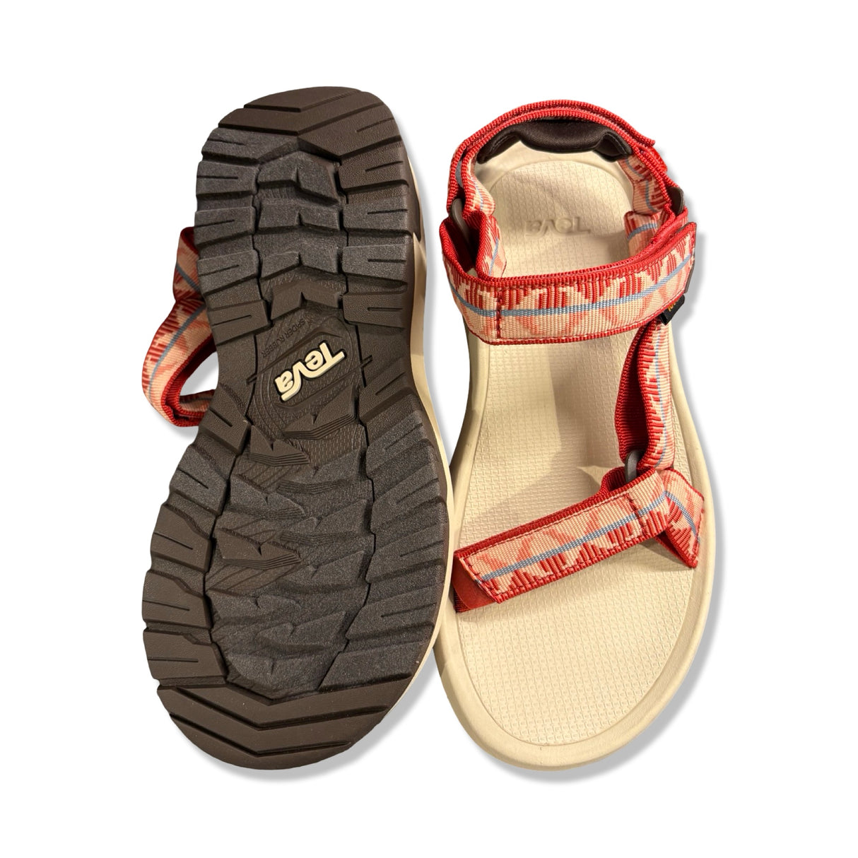 Teva Hurricane XL T3 sandaler för dam i beige och rött, sedda uppifrån och underifrån mot en vit bakgrund.