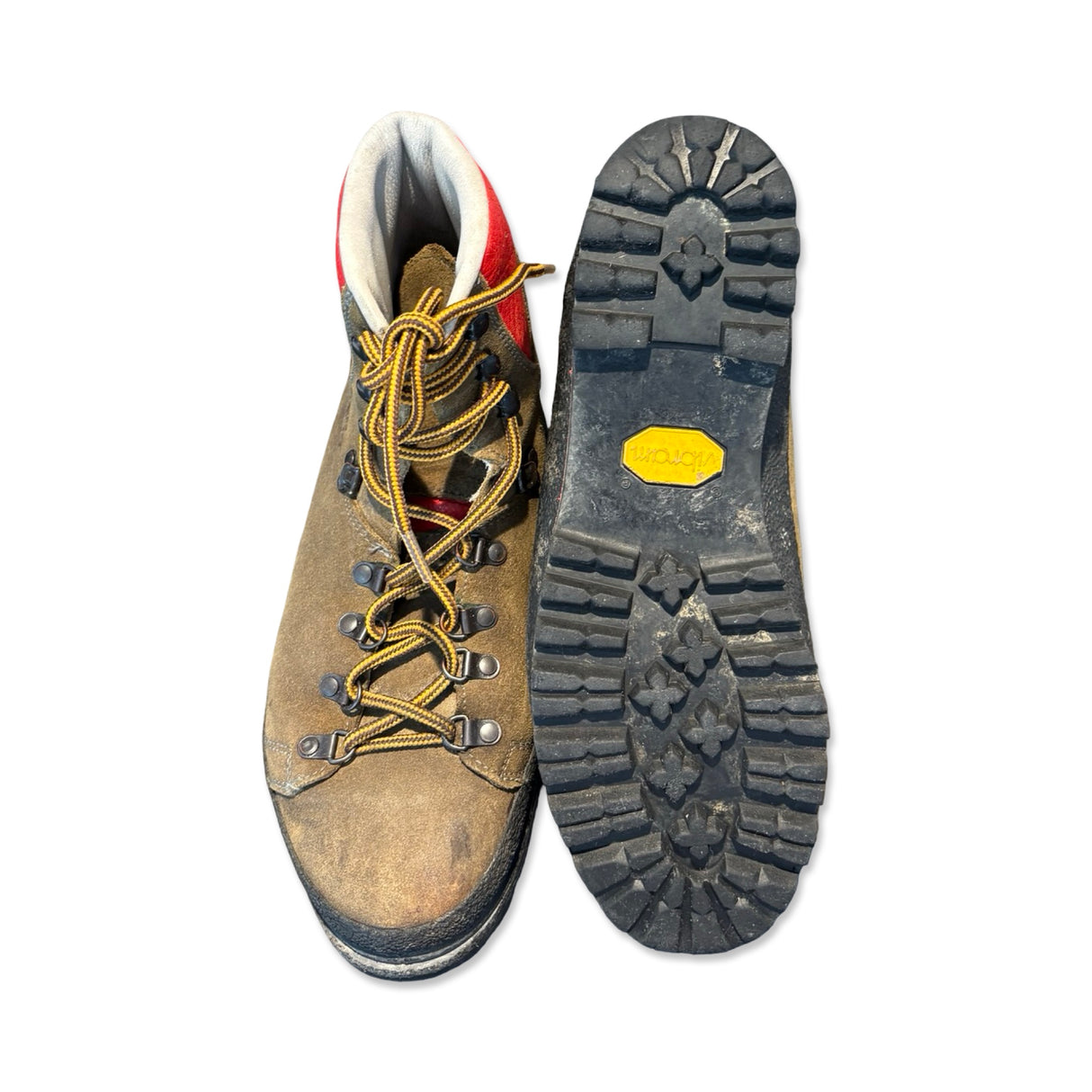 Hanwag Ditto vandringskängor för dam i brunt och rött, sedda uppifrån och underifrån med kraftig Vibram-sula.