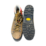 Hanwag Ditto vandringskängor för dam i brunt och rött, sedda uppifrån och underifrån med kraftig Vibram-sula.