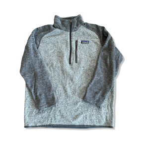 Gråmelerad Patagonia Better Sweater fleecetröja för herr med bröstficka och dragkedja, framifrån mot vit bakgrund.