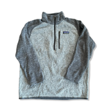 Grå Patagonia Better Sweater fleecetröja för herr med kvartsdragkedja och bröstficka, mot vit bakgrund.